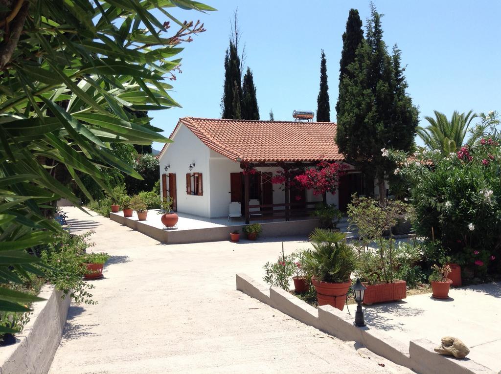 Bungalow Gialova Villa Exterior photo